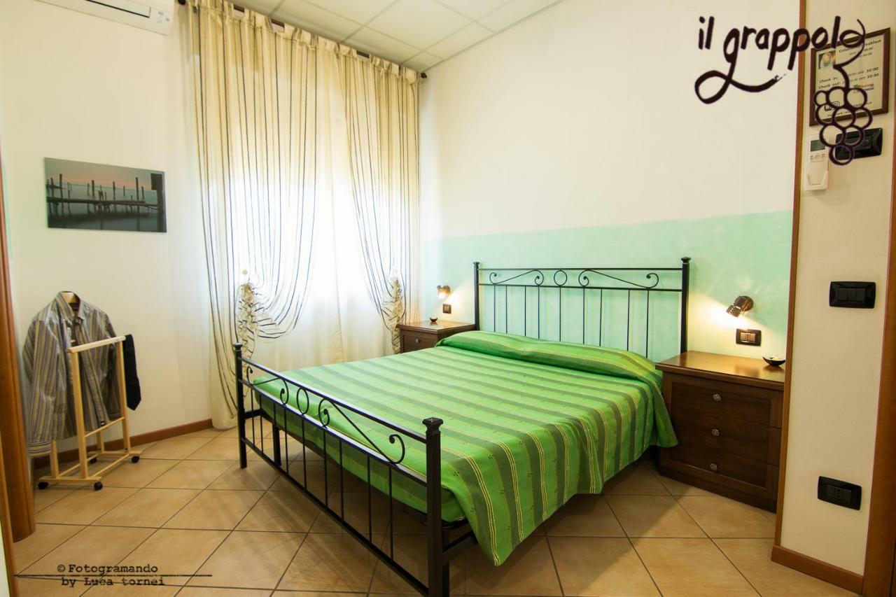 B&B Il Grappolo Foresteria Lombarda Сирмионе Экстерьер фото